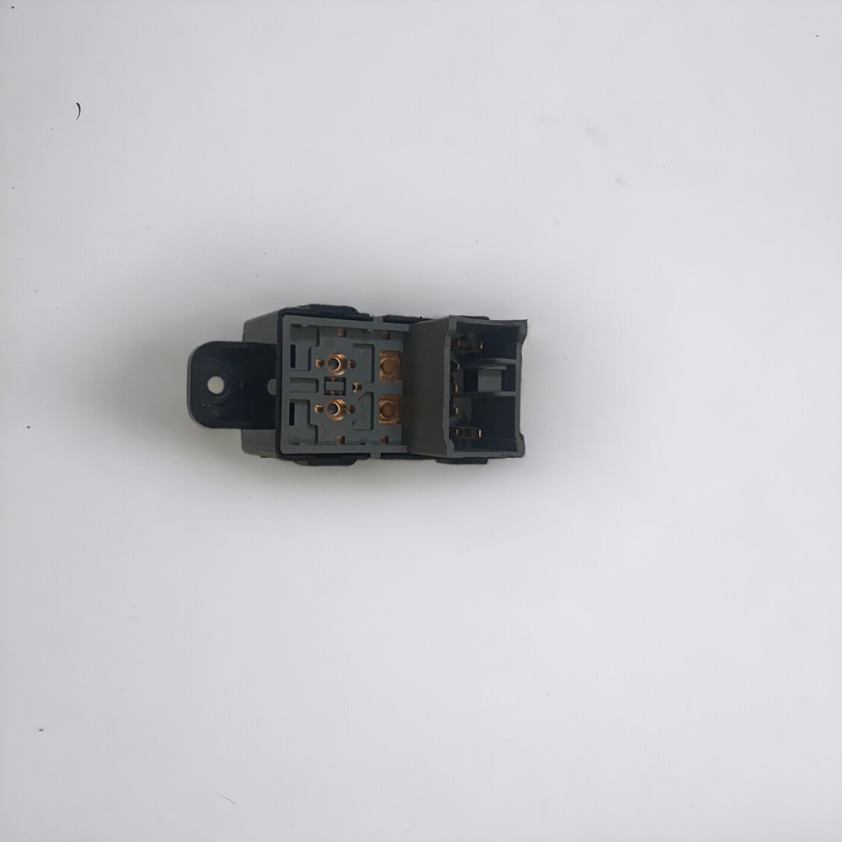 /assets/uploads/i20-2015---2024-on-sag-cam-acma-dugmesi-butonu-665ec8501bc5a.jpg