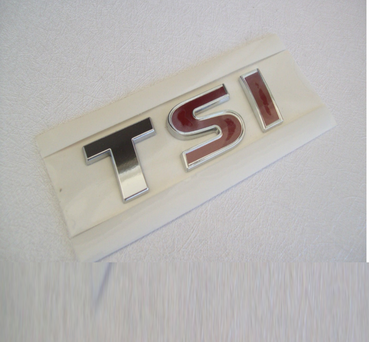 VOLKSWAGEN TİGUAN TSİ İKİ KIRMIZI ARKA BAGAJ YAZISI YENİ MODEL - resim 1